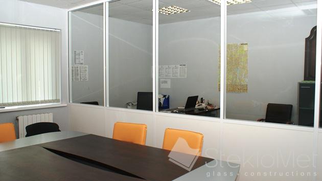 Офисная алюминиевая перегородка (заполнение стекло + ЛДСП) - разделение помещения на два кабинета