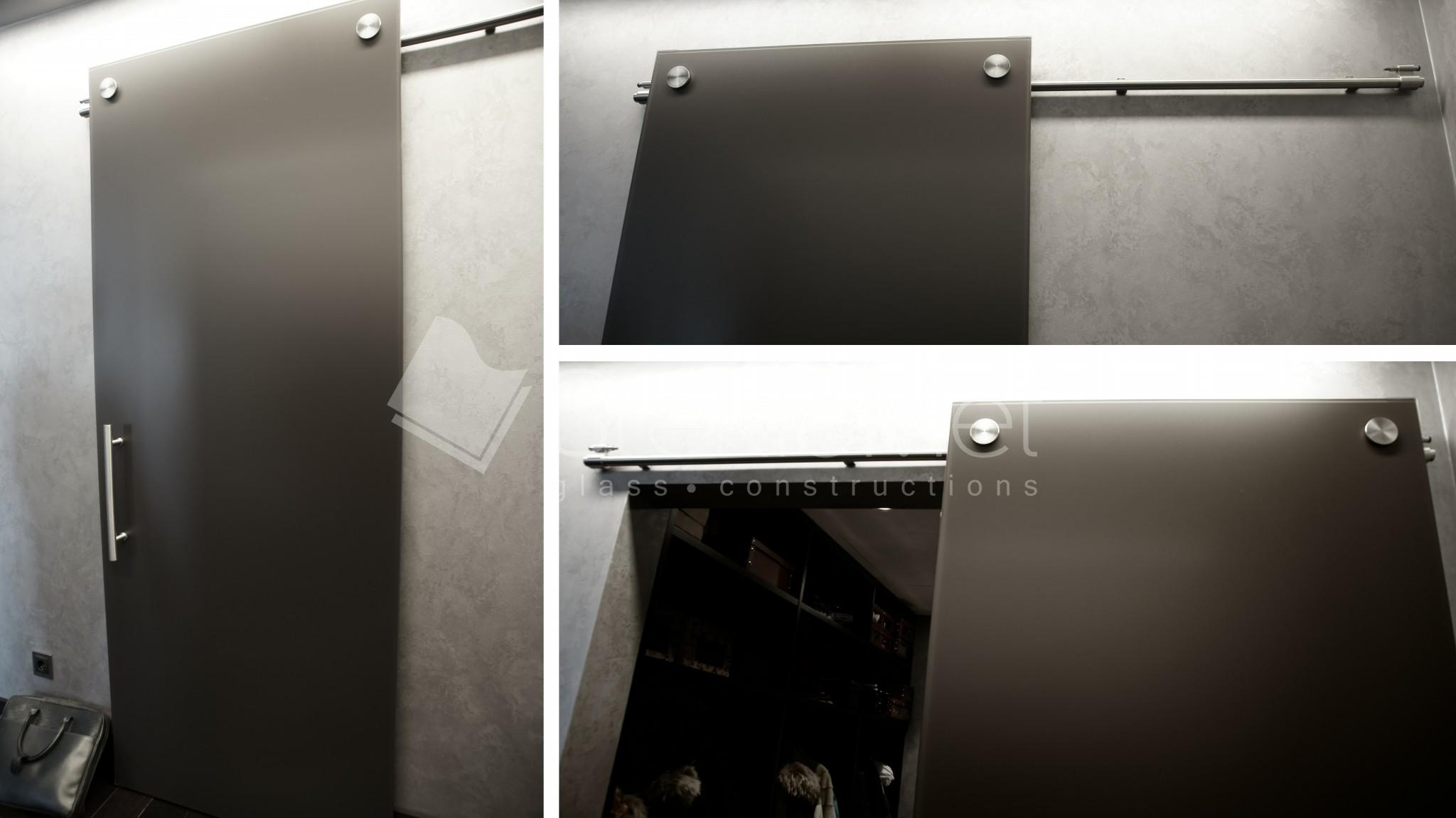 Фото №13: Раздвижная дверь из матового серого стекла в гардероб