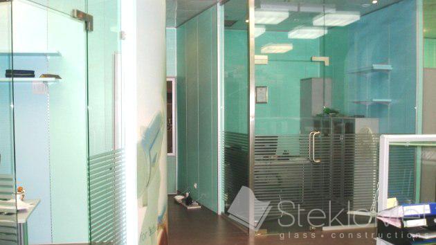 Цельностеклянные офисные перегородки - кабинеты + полосатая плёнка