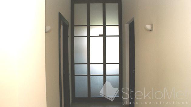 Деревянная перегородка с матовым стеклом в ванную (вид со стороны коридора)